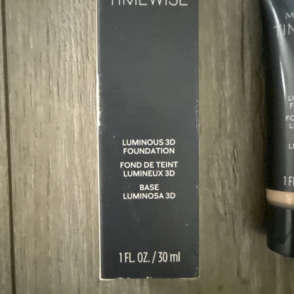 NIB Mary Kay TimeWise Luminous 3D Foundation Beige C 130